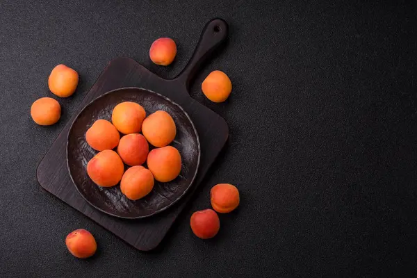 Taze olgun meyve kayısıları kırmızı sarı renktedir. Tasarımınız için arka plan olarak kayısılar