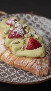 Kahvaltı için çikolatalı tatlı çilekli kruvasan. Fransız tatlısı, meyveli kruvasan.