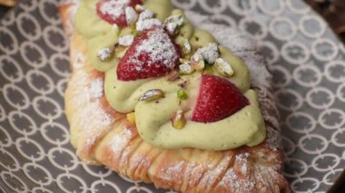 Kahvaltı için çikolatalı tatlı çilekli kruvasan. Fransız tatlısı, meyveli kruvasan.