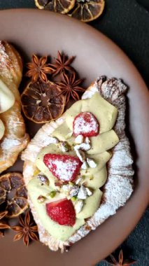 Kahvaltı için çikolatalı tatlı çilekli kruvasan. Fransız tatlısı, meyveli kruvasan.