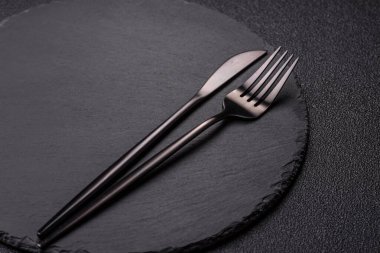 Öğle yemeği, kahvaltı ve yemek için kavramsal bir zemin olarak içi boş tabak. Tasarımınız için gıda arkaplanı