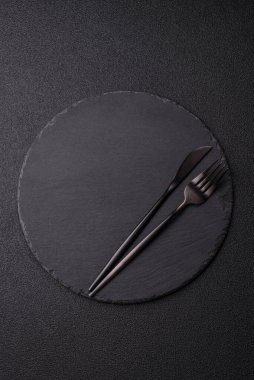 Öğle yemeği, kahvaltı ve yemek için kavramsal bir zemin olarak içi boş tabak. Tasarımınız için gıda arkaplanı