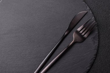 Öğle yemeği, kahvaltı ve yemek için kavramsal bir zemin olarak içi boş tabak. Tasarımınız için gıda arkaplanı