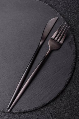 Öğle yemeği, kahvaltı ve yemek için kavramsal bir zemin olarak içi boş tabak. Tasarımınız için gıda arkaplanı