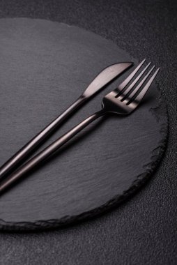 Öğle yemeği, kahvaltı ve yemek için kavramsal bir zemin olarak içi boş tabak. Tasarımınız için gıda arkaplanı