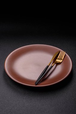 Öğle yemeği, kahvaltı ve yemek için kavramsal bir zemin olarak içi boş tabak. Tasarımınız için gıda arkaplanı