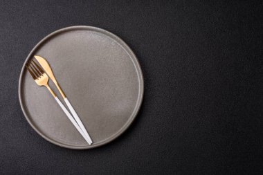 Öğle yemeği, kahvaltı ve yemek için kavramsal bir zemin olarak içi boş tabak. Tasarımınız için gıda arkaplanı