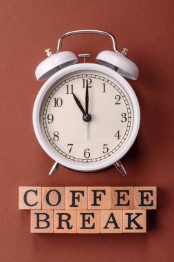 Çalar saat ve kahve molası için kavramsal bir zemin oluşturur. Tasarımınız için duvar kağıdı