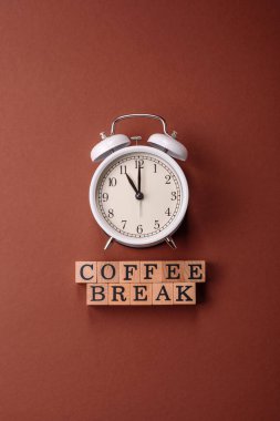 Çalar saat ve kahve molası için kavramsal bir zemin oluşturur. Tasarımınız için duvar kağıdı