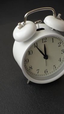 Ofis ve iş yerlerindeki son teslim tarihleri için kavramsal bir arkaplan olarak sarı yüzeyde klasik alarm saati