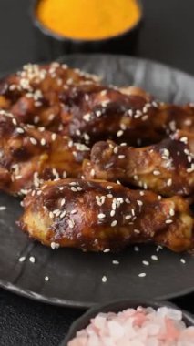 Teriyaki soslu ızgara tavuk kanadı. Sıcak baharatlı yemek, fast food.