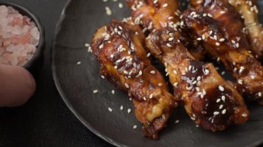 Teriyaki soslu ızgara tavuk kanadı. Sıcak baharatlı yemek, fast food.