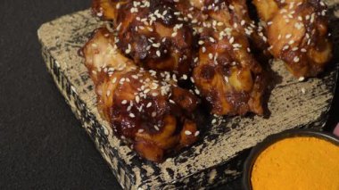 Teriyaki soslu ızgara tavuk kanadı. Sıcak baharatlı yemek, fast food.