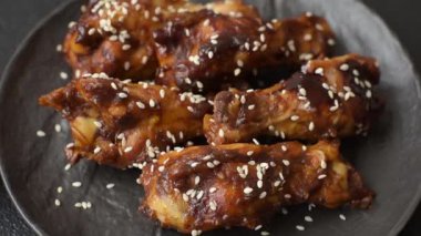 Teriyaki soslu ızgara tavuk kanadı. Sıcak baharatlı yemek, fast food.