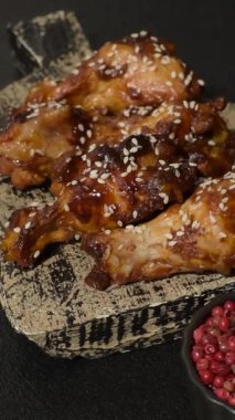Teriyaki soslu ızgara tavuk kanadı. Sıcak baharatlı yemek, fast food.
