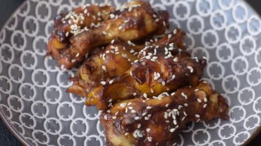 Teriyaki soslu ızgara tavuk kanadı. Sıcak baharatlı yemek, fast food.
