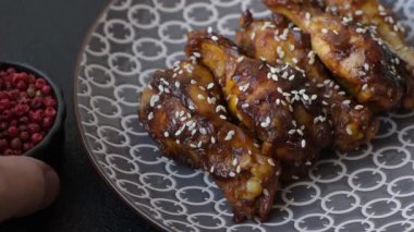 Teriyaki soslu ızgara tavuk kanadı. Sıcak baharatlı yemek, fast food.