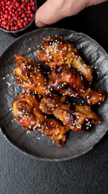 Teriyaki soslu ızgara tavuk kanadı. Sıcak baharatlı yemek, fast food.