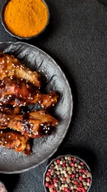 Teriyaki soslu ızgara tavuk kanadı. Sıcak baharatlı yemek, fast food.