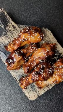Teriyaki soslu ızgara tavuk kanadı. Sıcak baharatlı yemek, fast food.
