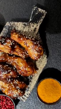 Teriyaki soslu ızgara tavuk kanadı. Sıcak baharatlı yemek, fast food.