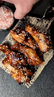 Teriyaki soslu ızgara tavuk kanadı. Sıcak baharatlı yemek, fast food.