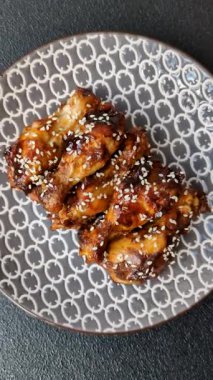 Teriyaki soslu ızgara tavuk kanadı. Sıcak baharatlı yemek, fast food.
