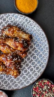 Teriyaki soslu ızgara tavuk kanadı. Sıcak baharatlı yemek, fast food.