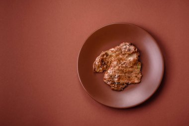 Biftek, ızgara sığır eti, ızgarada tuz, baharat ve otlarla pişirilmiş sığır filetosu.