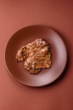 Biftek, ızgara sığır eti, ızgarada tuz, baharat ve otlarla pişirilmiş sığır filetosu.