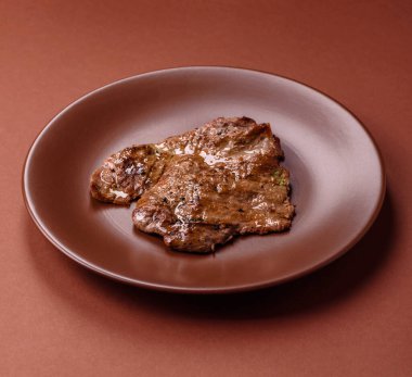 Biftek, ızgara sığır eti, ızgarada tuz, baharat ve otlarla pişirilmiş sığır filetosu.