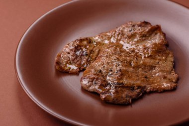 Biftek, ızgara sığır eti, ızgarada tuz, baharat ve otlarla pişirilmiş sığır filetosu.