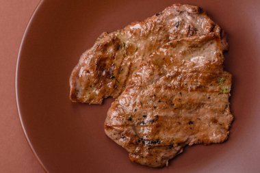 Biftek, ızgara sığır eti, ızgarada tuz, baharat ve otlarla pişirilmiş sığır filetosu.