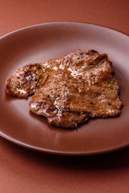 Biftek, ızgara sığır eti, ızgarada tuz, baharat ve otlarla pişirilmiş sığır filetosu.