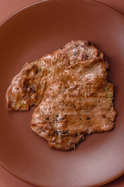 Biftek, ızgara sığır eti, ızgarada tuz, baharat ve otlarla pişirilmiş sığır filetosu.