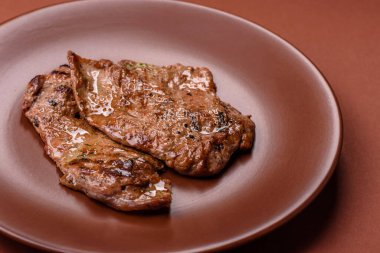 Biftek, ızgara sığır eti, ızgarada tuz, baharat ve otlarla pişirilmiş sığır filetosu.