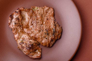 Biftek, ızgara sığır eti, ızgarada tuz, baharat ve otlarla pişirilmiş sığır filetosu.