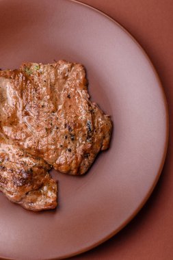 Biftek, ızgara sığır eti, ızgarada tuz, baharat ve otlarla pişirilmiş sığır filetosu.