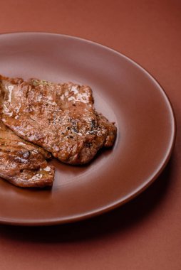 Biftek, ızgara sığır eti, ızgarada tuz, baharat ve otlarla pişirilmiş sığır filetosu.