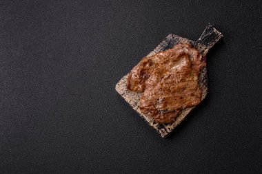 Biftek, ızgara sığır eti, ızgarada tuz, baharat ve otlarla pişirilmiş sığır filetosu.