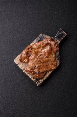 Biftek, ızgara sığır eti, ızgarada tuz, baharat ve otlarla pişirilmiş sığır filetosu.