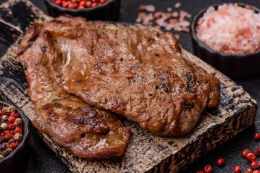 Biftek, ızgara sığır eti, ızgarada tuz, baharat ve otlarla pişirilmiş sığır filetosu.