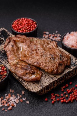 Biftek, ızgara sığır eti, ızgarada tuz, baharat ve otlarla pişirilmiş sığır filetosu.