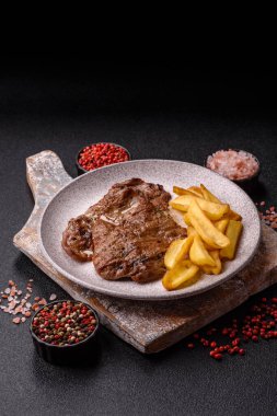 Biftek, ızgara sığır eti, ızgarada tuz, baharat ve otlarla pişirilmiş sığır filetosu.