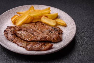 Biftek, ızgara sığır eti, ızgarada tuz, baharat ve otlarla pişirilmiş sığır filetosu.