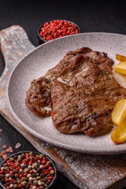 Biftek, ızgara sığır eti, ızgarada tuz, baharat ve otlarla pişirilmiş sığır filetosu.