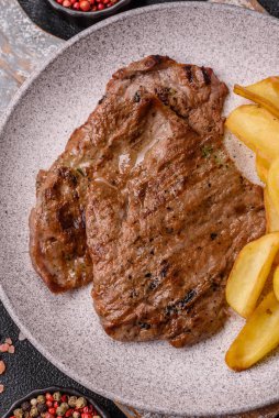 Biftek, ızgara sığır eti, ızgarada tuz, baharat ve otlarla pişirilmiş sığır filetosu.