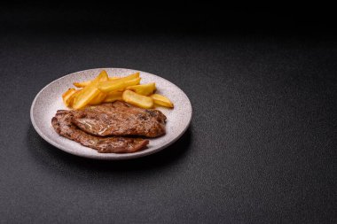 Biftek, ızgara sığır eti, ızgarada tuz, baharat ve otlarla pişirilmiş sığır filetosu.