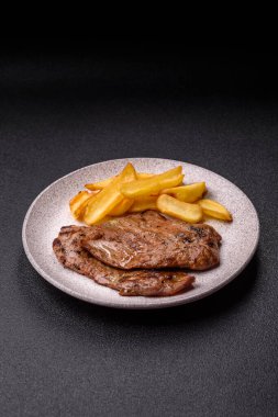 Biftek, ızgara sığır eti, ızgarada tuz, baharat ve otlarla pişirilmiş sığır filetosu.