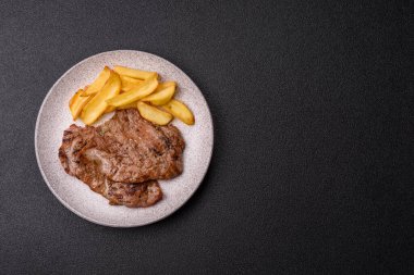 Biftek, ızgara sığır eti, ızgarada tuz, baharat ve otlarla pişirilmiş sığır filetosu.